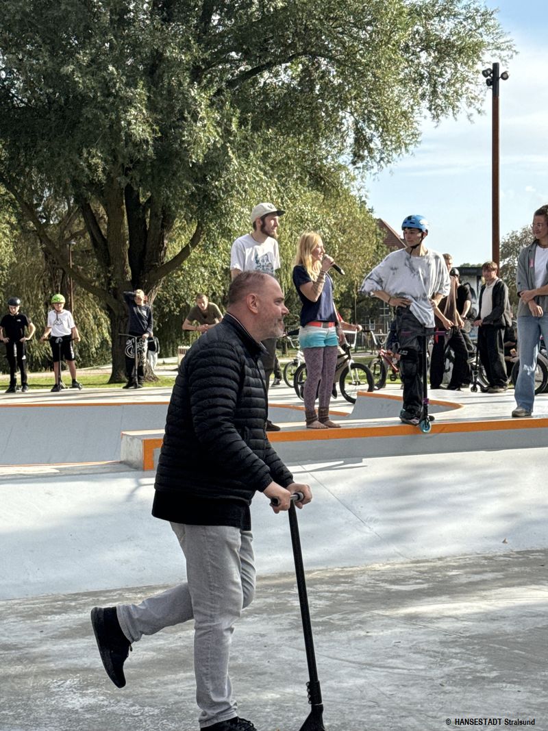 Mittendrin statt nur dabei: Stralsunds Oberbürgemeister Alexander Badrow bei der Einweihung des neuen Skateparks auf der Schützenbastion Mittendrin statt nur dabei: Stralsunds Oberbürgemeister Alexander Badrow bei der Einweihung des neuen Skateparks auf der Schützenbastion