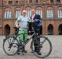 Oliver Trelenberg (l.) auf Zwischenstopp bei seiner 3.000 km - Tour in Stralsund vor dem Rathaus mit Oberbürgermeister Dr.-Ing. Alexander Badrow