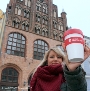  Luisa probt schon mal das Motiv mit Kaffeebecher vor einem der bekanntesten Gebäude der Hansestadt - dem Wulflamhaus.