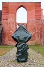 Hier war nicht der Verpackungskünstler Christo am Werk sondern die Hansestadt Stralsund am 23. Januar. Die Pietà musste jetzt eingepackt werden, um sie vor Wind und Wetter besonders im Winterhalbjahr zu schützen.