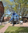 Anziehungspunkt im Freigelände des Marinemuseums ist der leuchtend blaue Hubschrauber.