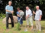 Während der Baumpflanzung v.r.n.l. Dr. Georg Weckbach, Jürgen Kaiser, Monika Kleist und Dr. Christoph Langner