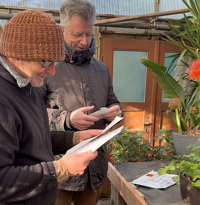 Zoo-Gärtner und Zoo-Direktor beim Studium der Pflanzanleitung Zoo-Gärtner und Zoo-Direktor beim Studium der Pflanzanleitung