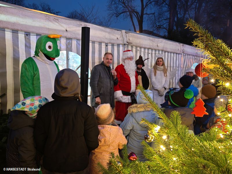 Winterzauber im Bürgergarten - Oberbürgermeister Alexander Badrow und der Weihnachtsmann zur Eröffnung