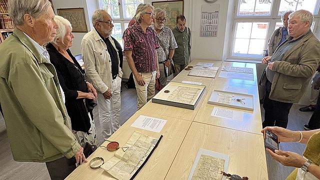 Dr. Dirk Schleinert (r.) erläutert die Urkunden und Drucke, die Stralsunds sehr enge Verbindung zu Schweden demonstrieren Dr. Dirk Schleinert (r.) erläutert die Urkunden und Drucke, die Stralsunds sehr enge Verbindung zu Schweden demonstrieren