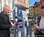 Oberbürgermeister Alexander Badrow und Philipp Zimmermann von smartparking testen das Handyparken.