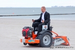 Oberbürgermeister Alexander Badrow überzeugt sich persönlich von der Leistungsfähigkeit der Strandreinigungsmaschine.