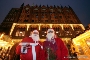 Zwei Weihnachtsmänner vor dem Rathaus