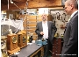 In der Uhrmacherwerkstatt fachsimpelten Martin Kaczke (l.) und Oberbürgermeister Dr.-Ing. Alexander Badrow über so manches Zeitmessgerät