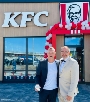 KFC Franchisenehmer Ingo Brauer begrüßte Oberbürgermeister Alexander Badrow zur Eröffnung. Der kam zur Feier des Tages im Look des Firmengründers Colonel Harland Sanders
