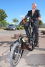 Neben den E-Bikes sind auch Lastenräder groß im Kommen, Oberbürgermeister Alexander Badrow testet eins direkt vor Ort beim Fahrradhandel