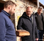 Bäckermeister Krämer (l.) präsentiert Oberbürgermeister Alexander Badrow das Stralsunder Brot, was zukünftig mit dem Mehl gebacken wird, welches hier in der Mühle gemahlen wird