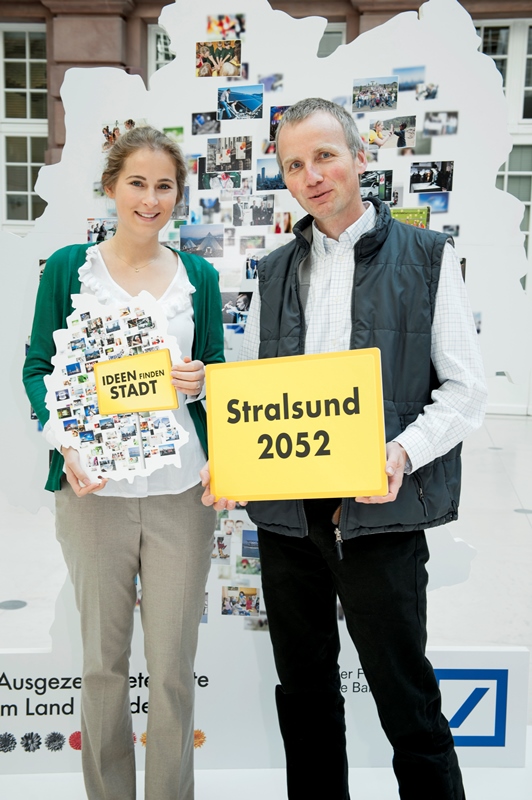 Saskia Schütt, Stralsunds Klimaschutzmanagerin, und Tilman Langner, Koordinator vom Projekt Stralsund 2052, in Berlin © Bernd Brundert