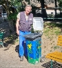 Bundesfreiwilligendienstler Hans J. Erlbracht aus dem Zoo Stralsund freut sich über die durch die Schüler der IGS Grünthal Stralsund gestalteten Mülltonnen. Denn seit deren Nutzung landet deutlich weniger Müll auf den Wegen des Zoos.