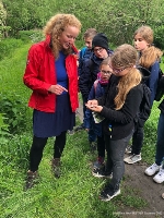 Forstmitarbeiterin Sandra Hagedorn (l.) erklärt anhand eines Kartenspiels, was man im Wald alles so finden kann. Forstmitarbeiterin Sandra Hagedorn (l.) erklärt anhand eines Kartenspiels, was man im Wald alles so finden kann.